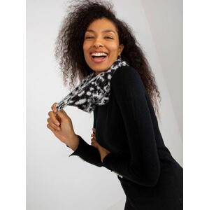 Fashionhunters Černobílý dámský teplý šátek se vzory.Velikost: JEDNA VELIKOST