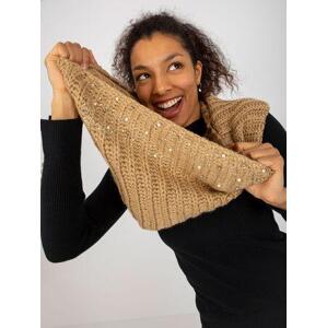 Fashionhunters Velbloudí pletený dámský nákrčník s aplikací.Velikost: JEDNA VELIKOST