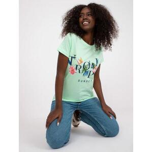 Fashionhunters Světle zelené dámské tričko s letním potiskem.Velikost:L.