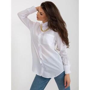 Fashionhunters Bílá oversize košile s odepínacím řetízkem Velikost: M