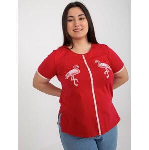 Fashionhunters Červené dámské tričko plus size s nášivkami Velikost: 44