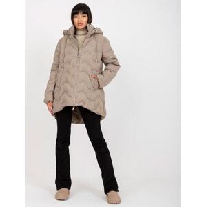 Fashionhunters Béžová zimní péřová bunda s kapucí Velikost: L.