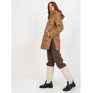 Fashionhunters Velbloudí zimní PU kožená bunda s prošíváním Velikost: M