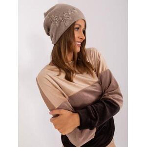 Fashionhunters Tmavě béžová dámská pletená čepice.Velikost: ONE SIZE, JEDNA, VELIKOST