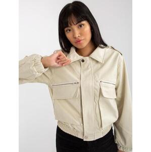 Fashionhunters Světle béžová krátká bunda z umělé kůže s límečkem Velikost: M/L