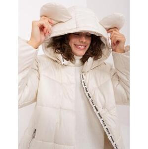Fashionhunters Světle béžová prošívaná zimní bunda s kapucí Velikost: M/L