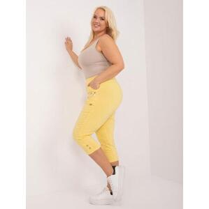 Fashionhunters Světle žluté látkové kalhoty 3/4 velikosti plus. Velikost: 52