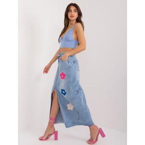 Fashionhunters Modrá midi džínová sukně s květinami Velikost: S