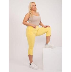 Fashionhunters Světle žluté vypasované kalhoty 3/4 velikosti plus. Velikost: 52