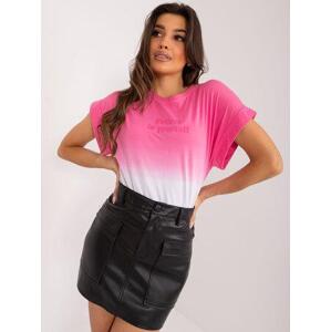 Fashionhunters Růžové dámské tričko s nápisem Size: ONE SIZE, JEDNA, VELIKOST