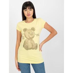 Fashionhunters Světle žluté vypasované tričko s aplikací medvídka Velikost: M